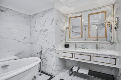 谅山Four Points by Sheraton Lang Son的白色的浴室设有浴缸和水槽。