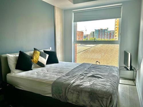 利兹Captivating 2-Bed Skyview Apartment in Leeds的一间卧室设有一张大床和一个窗户。