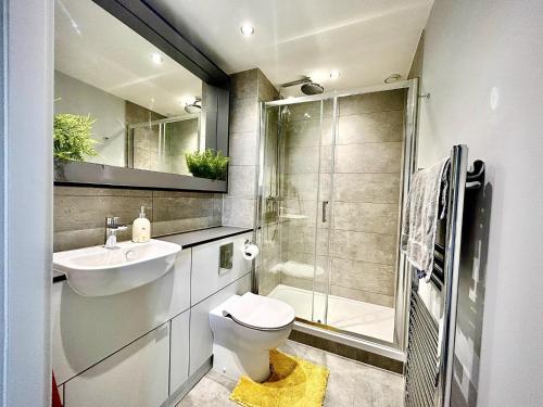 利兹Captivating 2-Bed Skyview Apartment in Leeds的浴室配有卫生间、盥洗盆和淋浴。
