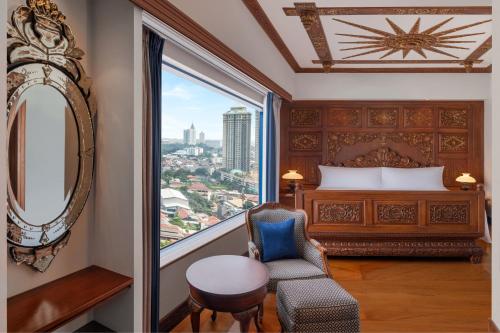 雅加达雅加达艾美酒店的一间卧室设有一张床和一个大窗户