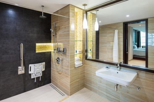 沙迦Four Points by Sheraton Sharjah的一间带水槽和淋浴的浴室