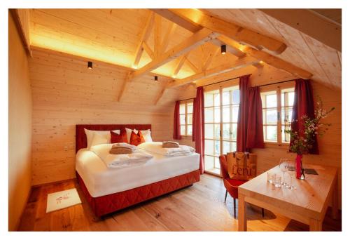 加姆利茨Fräulein Leni Hotel的木制客房内的一间卧室配有一张大床