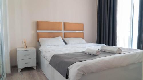梅才特里Kardinia Hotel的一间卧室配有一张带两个枕头的床