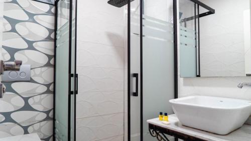 梅才特里Kardinia Hotel的一间带水槽和淋浴的浴室
