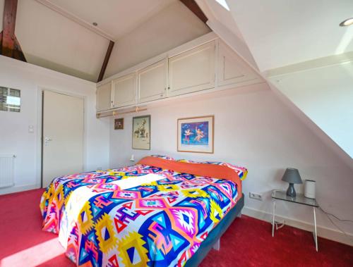 阿姆斯特丹夏维拉住宿加早餐酒店的一间卧室配有一张带五颜六色棉被的床
