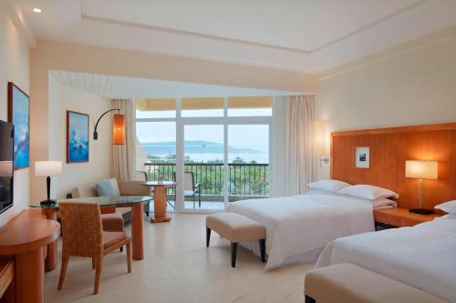 三亚三亚亚龙湾喜来登度假酒店(免税店9.5折和巴士+旅拍)的酒店客房设有两张床和一个阳台。