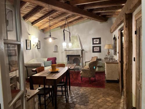韦内雷港La Casa sopra il Castello - Portovenere的客厅配有桌子和壁炉