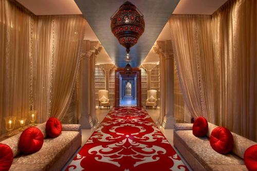 阿格拉ITC Mughal, A Luxury Collection Resort & Spa, Agra的走廊设有两张沙发和红地毯