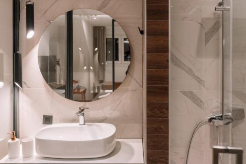 兹拉蒂博尔ZLATIBOR HIGHLAND的一间带水槽和镜子的浴室