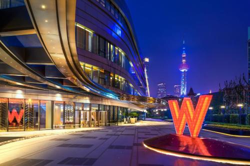 上海上海外滩W酒店的电视塔楼景