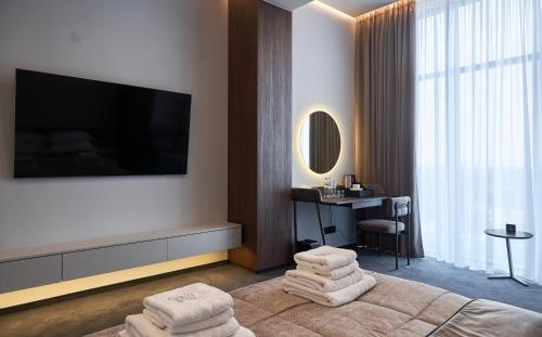 乌日霍罗德WHITE HILLS HOTEL spa&sport的酒店客房配有电视和毛巾。