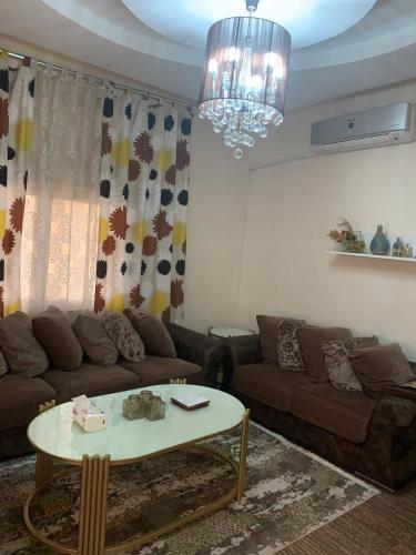 阿杰隆Ajloun 2 bedrooms apartment的客厅配有沙发和桌子