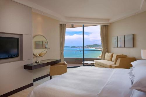 芽庄Sheraton Nha Trang Hotel & Spa的酒店客房设有一张床,享有海景。