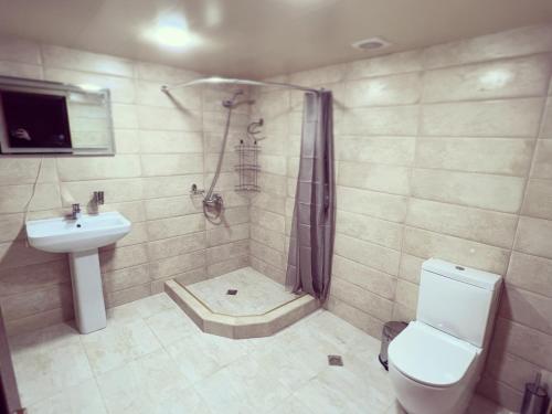 茨卡尔图博Gardenia的带淋浴、卫生间和盥洗盆的浴室