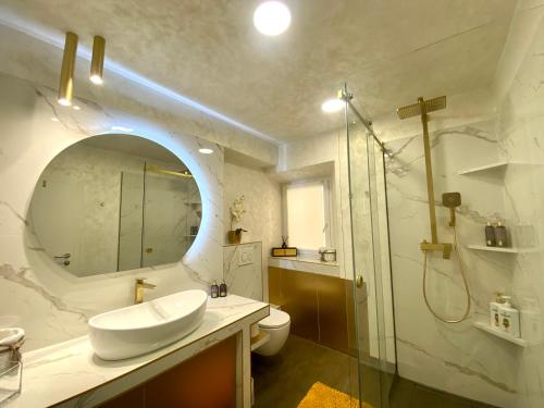 斯普利特劳拉旅馆的一间带水槽、卫生间和镜子的浴室