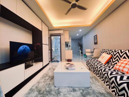 吉隆坡Mont kiara 5-Star Deluxe Suite 2-4pax的带沙发和平面电视的客厅