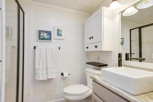 弗拉特罗克Chic Flat Rock Tiny Home with Community Pool Access!的白色的浴室设有水槽和卫生间。
