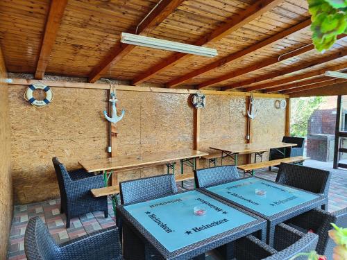 科斯蒂内什蒂Vila Olimpica的一个带桌椅的庭院和木制天花板