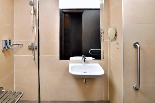 内罗毕内罗毕胡尔林汉福朋喜来登酒店的一间带水槽和淋浴的浴室
