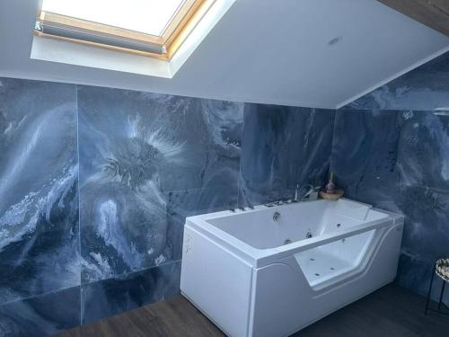 coutancesVilla Jacqueline的浴室设有白色水槽和蓝色的墙壁