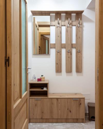 圣维托诺曼Nopal casa vacanze的浴室配有木制梳妆台和镜子