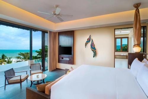 茶云莱海滩Vana Belle, A Luxury Collection Resort, Koh Samui的一间带大床的卧室,享有海景