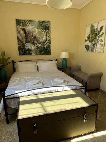 NénitaGavrilis Apartments的一间卧室配有一张壁画床