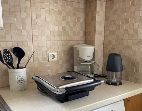 卡拉马塔SISSOU VILLAGe PLACe的厨房柜台配有搅拌机和咖啡设施