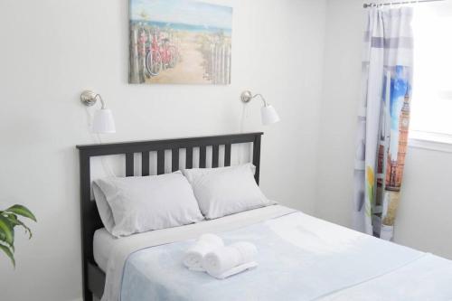 多伦多Richview Gardens Suite的一间卧室配有一张床,床上有毛巾