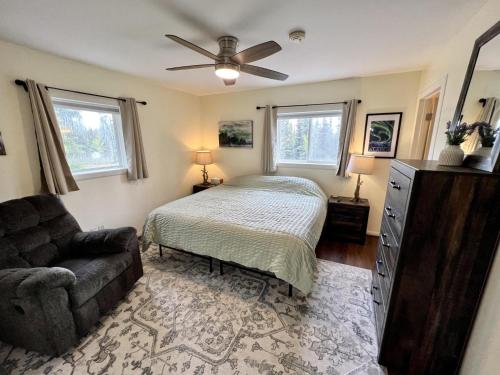 希利Denali National Park 2 King Bedroom Hideaway with Amazing Views的一间卧室配有一张床、一张沙发和窗户。