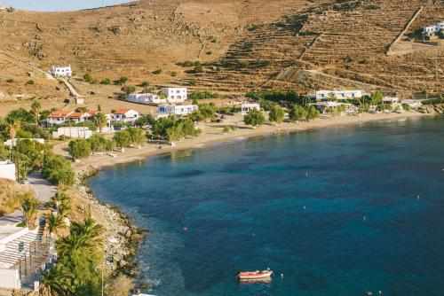 Agios DimitriosΟ Μήλας的海滩空中景色,水中有一条船