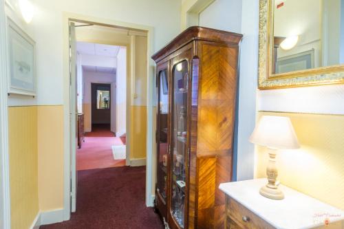 埃维昂莱班Hôtel Continental的一间设有木柜和台灯的房间