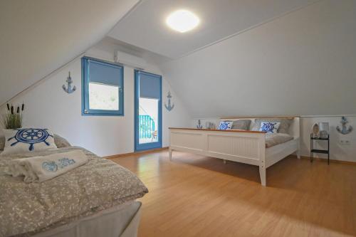 贝凯什圣安德拉什Villa Popeye Jakuzzis nyaralóház的一间卧室配有一张床和一张沙发