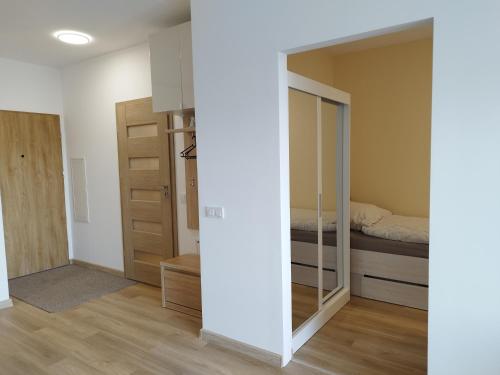 切霍齐内克nowy apartament的一间带镜子和床的卧室