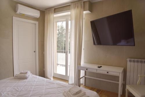 拉蒂纳La Maison Latina Guest House的卧室配有壁挂式平面电视。