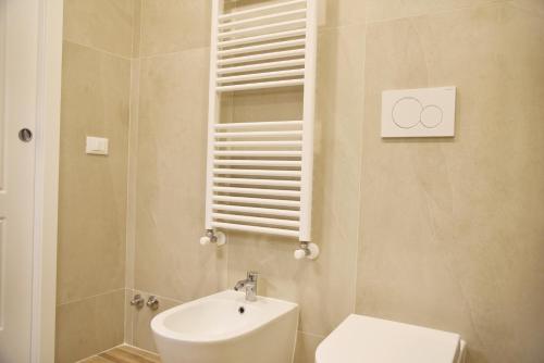 拉蒂纳La Maison Latina Guest House的一间带卫生间和水槽的浴室