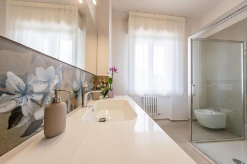 圣贝内代托-德尔特龙托Dea Suite Room的白色的浴室设有水槽和淋浴。