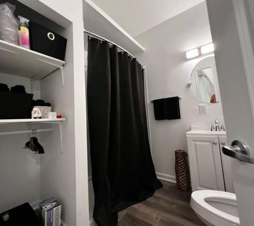 马修斯The Double Door Inn - Unit 1的浴室设有黑色淋浴帘和水槽