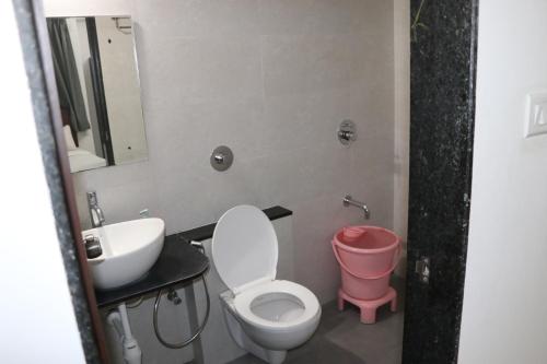 浦那Ornate Service Apartments的一间带卫生间和水槽的浴室