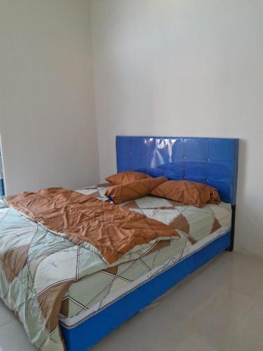 普拉亚Muja house villa的一张带蓝色床头板的睡床