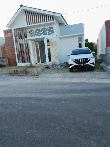 普拉亚Muja house villa的停在房子前面的白色汽车