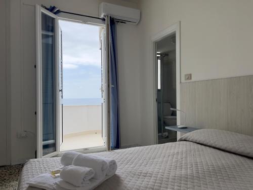 卡斯特尔萨多卡斯泰尔萨多杜马斯海滩酒店的一间卧室设有一张床和一个大窗户