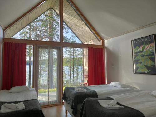 霍萨诺维德 - 霍桑洛马库斯度假村的带大窗户的客房内的两张床