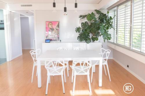 马德里Bernabéu - Cuzco - Eurobuilding 2 Luxury Apartment的白色的用餐室配有白色的桌椅