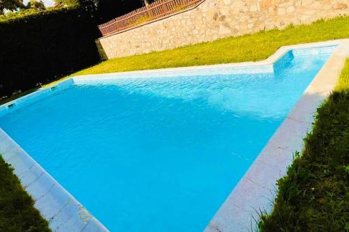 La LosaVilla Arboleda的庭院里的一个蓝色海水游泳池