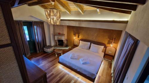 戈里察Bujtina Behram的卧室享有高空美景,设有1张床和1个壁炉