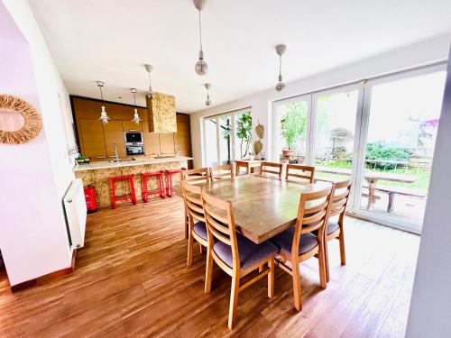 卢布尔雅那Sunny app的厨房以及带木桌和椅子的用餐室。