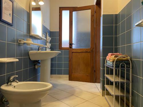 萨尔雷Ca' Greta F的蓝色的浴室设有水槽和卫生间