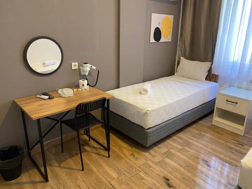 安塔利亚Turunç Hotel ANTALYA的一间小卧室,配有一张床和镜子
