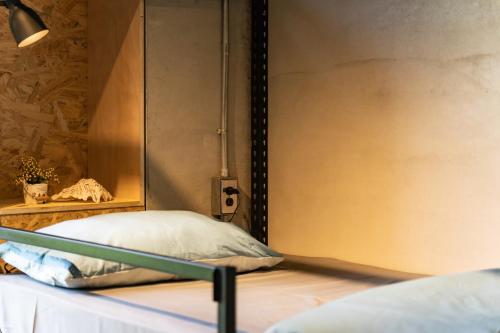 绿岛COOLFREEDIVING Hostel的一间卧室配有一张床和镜子